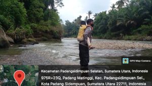 Khawatir Tenggelam, Bhabinkamtibmas Polsek Batunadua Berendam di Sungai Seberangkan Anak   