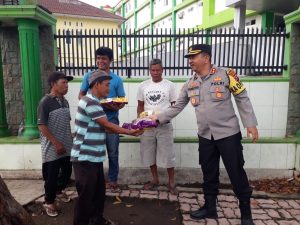 Sembari Silaturahmi, Kapolres Padangsidimpuan Berbagi Bansos ke Pengemudi Betor