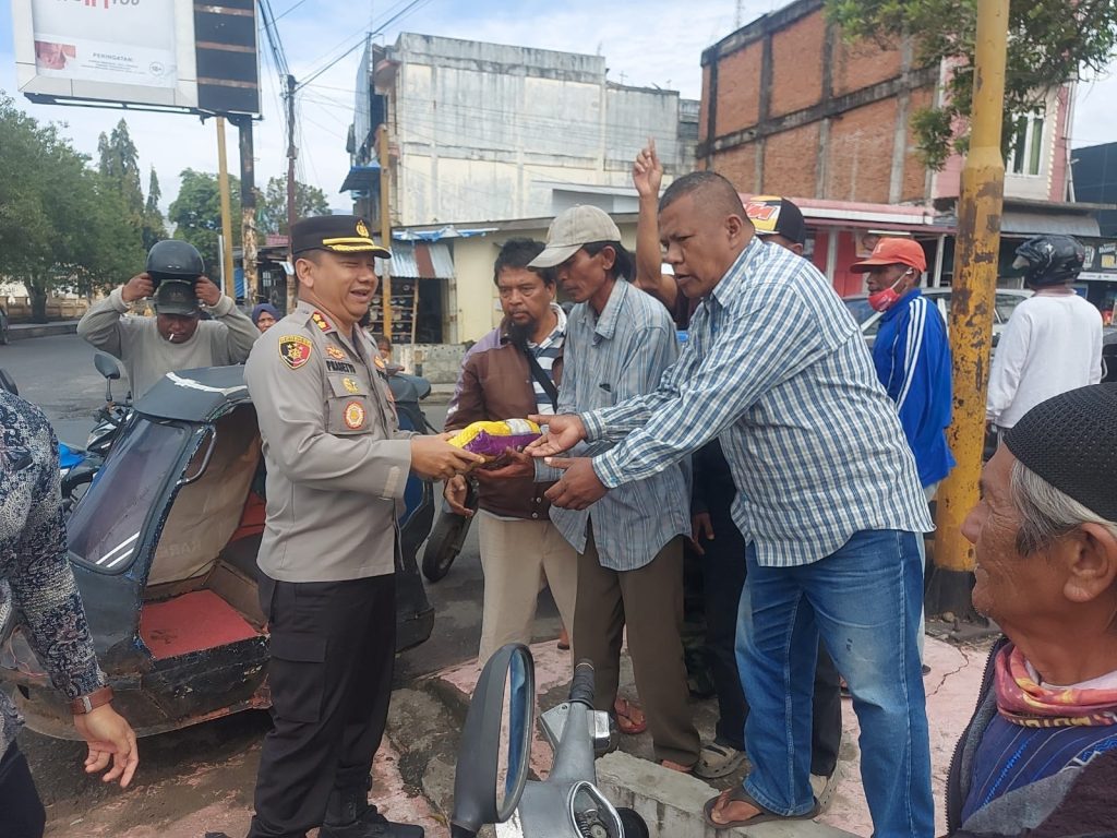 Kapolres Padangsidimpuan Berbagi Bansos Sebelum Salat Jumat