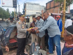 Kapolres Padangsidimpuan Berbagi Bansos Sebelum Salat Jumat