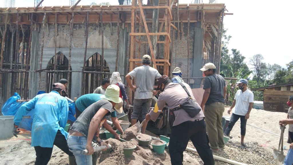 Tanpa Sekat, Bhabinkamtibmas SD Hole Terjun Mengaduk Semen di Pembangunan Masjid