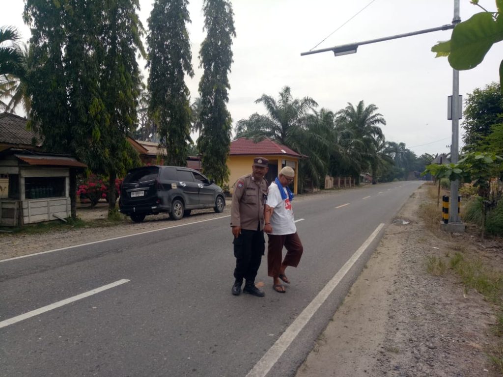 Panutan, Bhabinkamtibmas Polsek Padang Bolak Bantu Pria Tua Sakit-sakitan Pulang ke Rumah