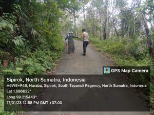 Merasa Iba, Bhabinkamtibmas Polsek Sipirok Menolong Wanita Lansia Pulang dari Kebun