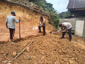 Patut Dicontoh, Polsek SD Hole Bantu Warga Bangun Pondasi Masjid