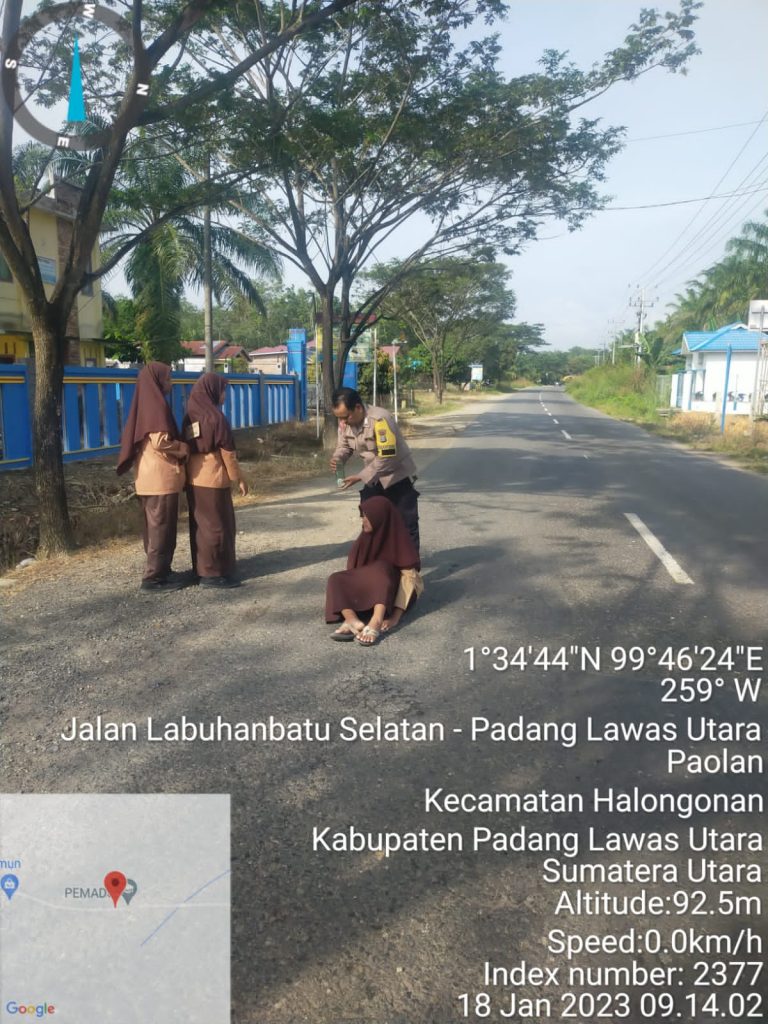 Heroik, Aksi Bhabinkamtibmas Polsek Padang Bolak Menolong Siswa Korban Tabrak Lari
