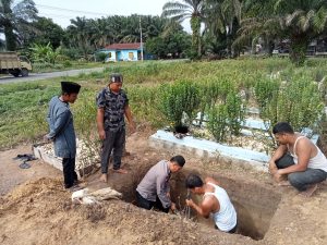 Warganya Meninggal, Bhabinkamtibmas Polsek Padang Bolak Bantu Gali Kubur