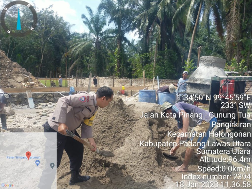 Untuk Bangun Masjid, Bhabinkamtibmas Polsek Padang Bolak Mengaduk Pasir