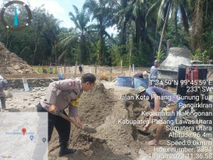 Untuk Bangun Masjid, Bhabinkamtibmas Polsek Padang Bolak Mengaduk Pasir