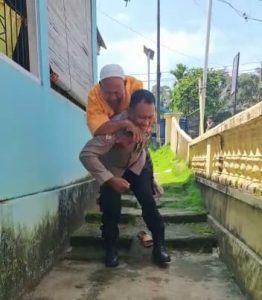 Berbakti, Bhabinkamtibmas Polsek Padang Bolak Gendong Kakek 80 Tahun Pulang ke Rumah