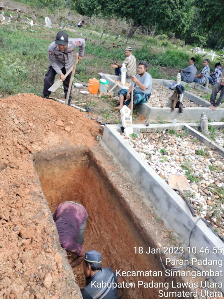 Sembari Melayat, Polsubsektor Simangambat Bantu Gali Kubur