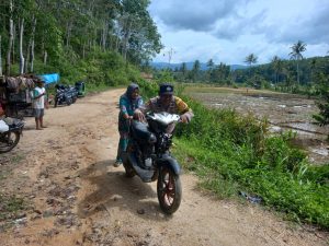 Lihat Motor Warga Rusak, Bhabinkamtibmas Polsek Batunadua Datang Membantu