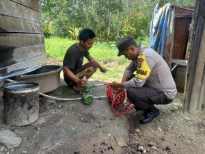 Bhabinkamtibmas Polsek Hutaimbaru Perbaiki Mesin Pompa Air Warga yang Rusak