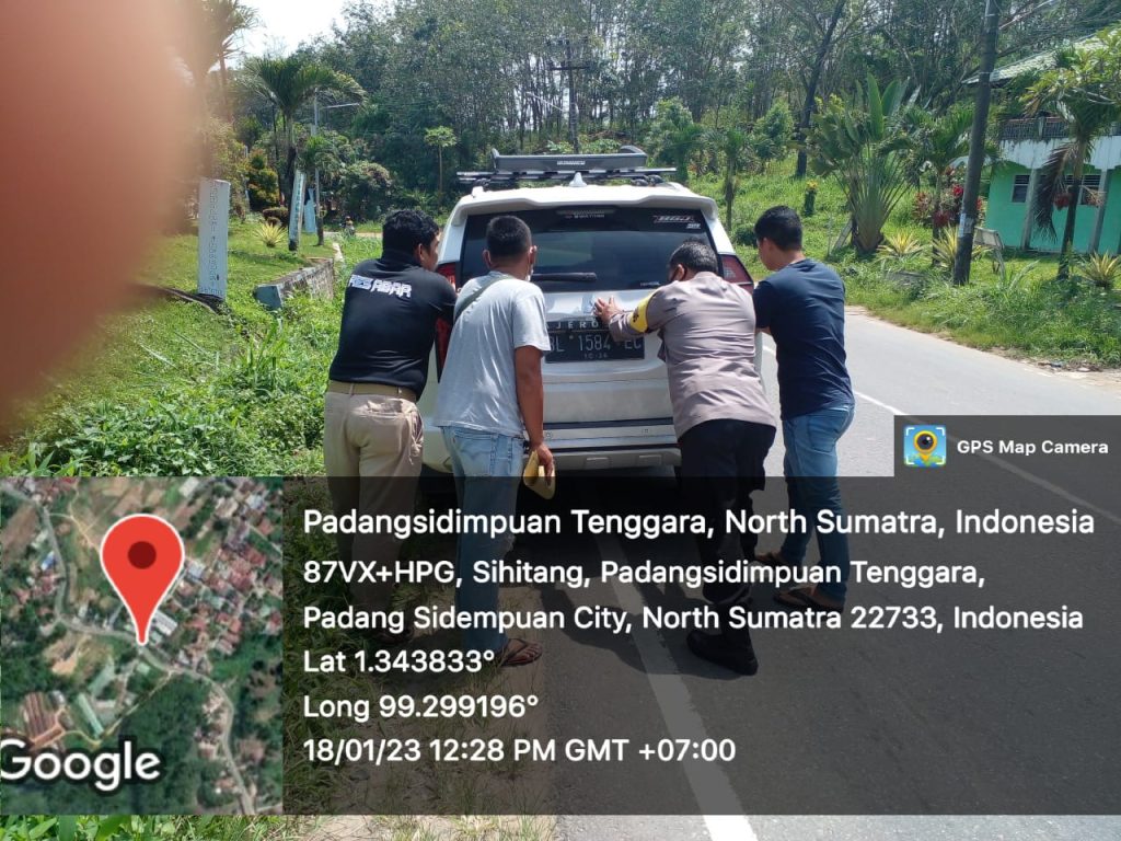 Polri Penolong, Bhabinkamtibmas Polsek Batunadua Dorong Mobil Mogok