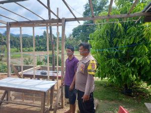 Tanpa Ragu, Bhabinkamtibmas Polsek Batunadua Gotong Royong Bangun Rumah Warga