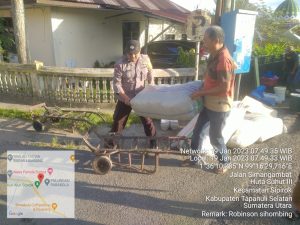 Jadi Penolong, Bhabinkamtibmas Polsek Sipirok Bantu Angkat Barang Dagangan Masyarakat