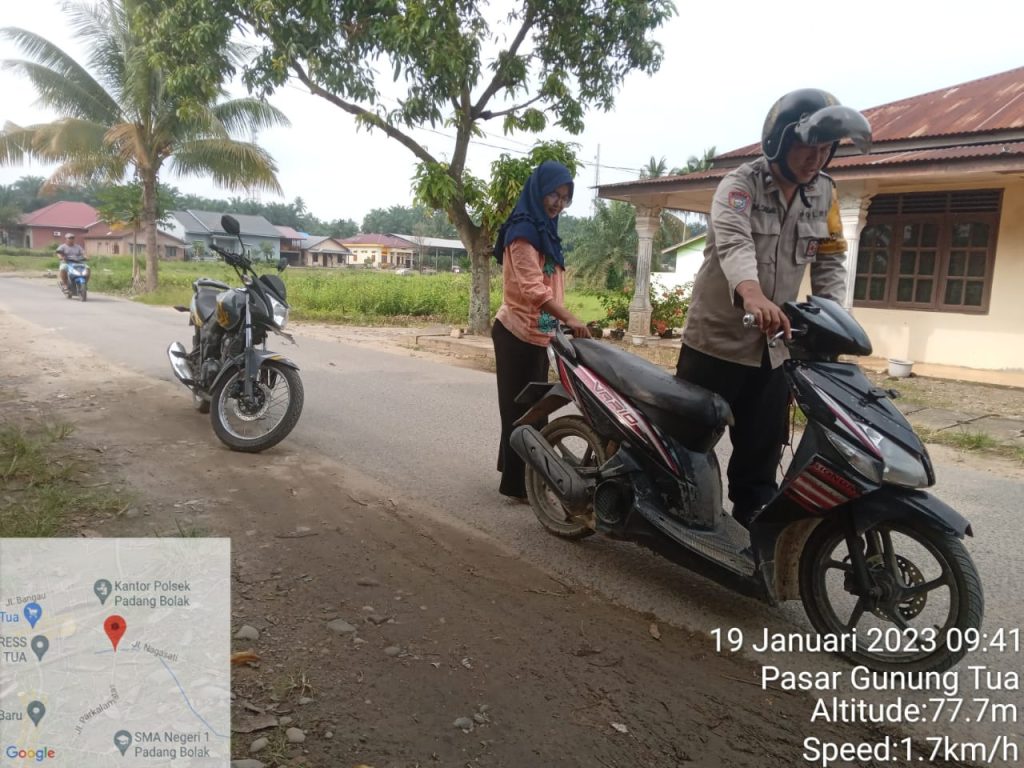 Aksi Nyata Bhabinkamtibmas Polsek Padang Bolak Tolong Masyarakat yang Motornya Mogok
