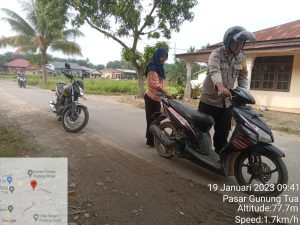 Aksi Nyata Bhabinkamtibmas Polsek Padang Bolak Tolong Masyarakat yang Motornya Mogok
