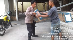 Ringankan Beban, Bhabinkamtibmas Polsek Padang Bolak Bantu Kuli Langsir Keramik