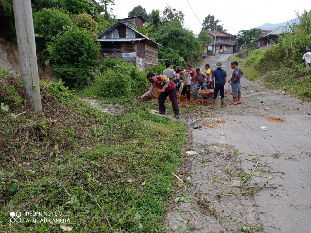Wujud Kebersamaan, Polsek SD Hole Gotong Royong Bersihkan Lingkungan
