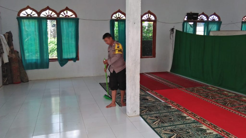 Agar Jamaah Nyaman Saat Ibadah, Polsek Dolok Menolong Masyarakat Bersihkan Masjid