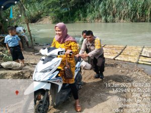 Penuh Perjuangan, Bhabinkamtibmas Polsek Padang Bolak Dorong Motor Warga yang Baru Seberangi Sungai