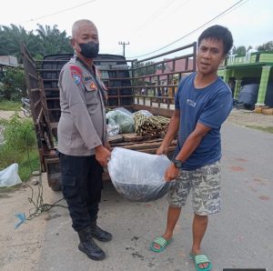 Berjuang Cari Nafkah, Bhabinkamtibmas Polsek Padang Bolak Bantu Pedagang Angkat Barang
