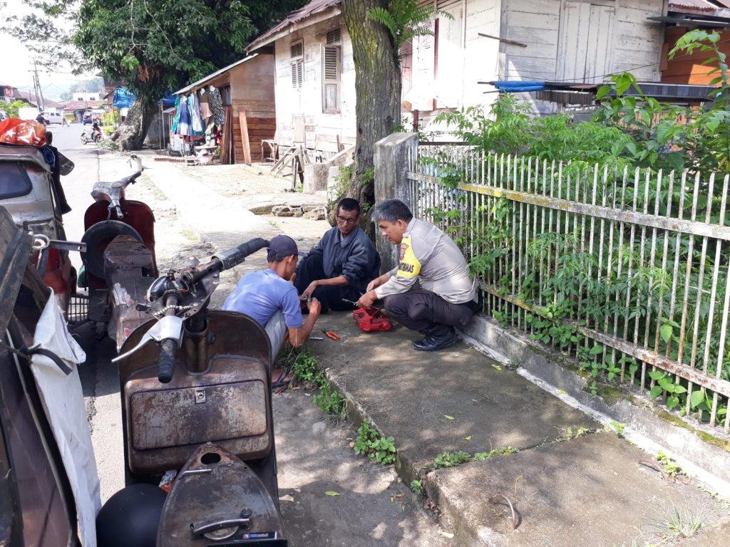 Bhabinkamtibmas Polsek Hutaimbaru Menolong Masyarakat Perbaiki Betor