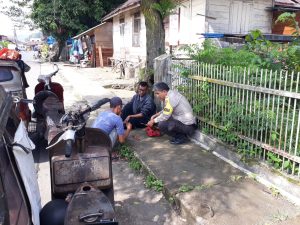 Bhabinkamtibmas Polsek Hutaimbaru Menolong Masyarakat Perbaiki Betor