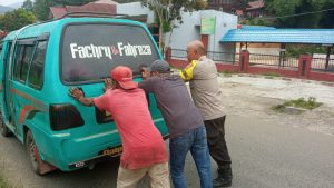 Supir Panik Mobilnya Mogok Kehabisan Minyak, Untung Ditolong Bhabinkamtibmas Polsek Batunadua