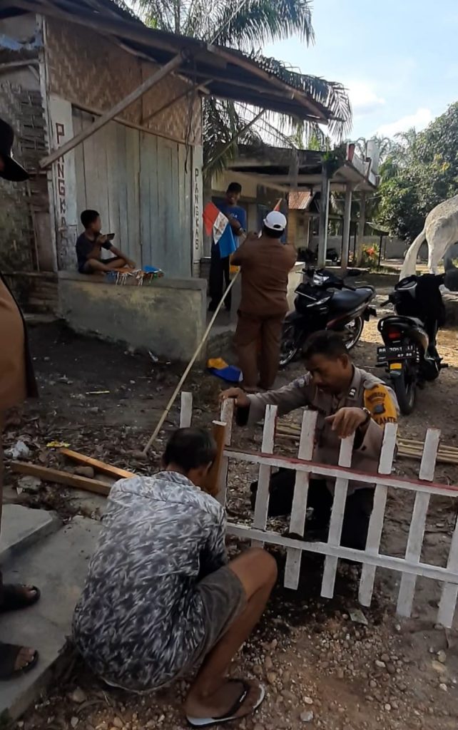Agar Lebih Aman, Bhabinkamtibmas Polsek Padang Bolak Bantu Renovasi Pos Kamling