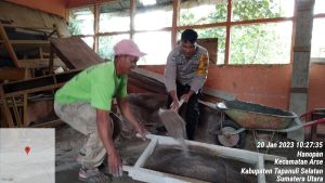 Suka Rela, Bhabinkamtibmas Polsek Sipirok Bantu Warga Bangun Madrasah