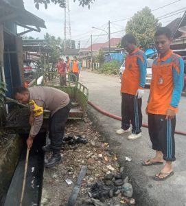 Peduli Lingkungan, Bhabinkamtibmas Batangtoru Gotong Royong Bersihkan Parit