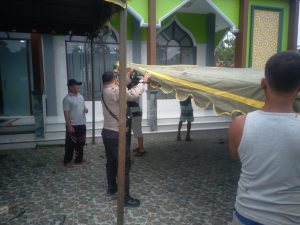 Bhabinkamtibmas Polsek Batang Angkola Bantu Warga Pasang Taratak