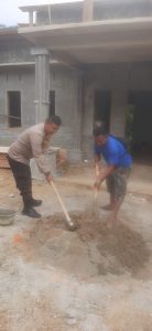 Wujud Polri Penolong, Bhabinkamtibmas Polsek Dolok Bantu Pekerja Bangunan