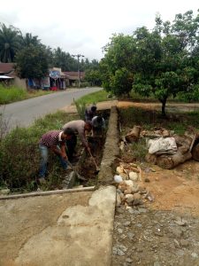 Bhabinkamtibmas Polsek Padang Bolak Hadir Tangani Masalah Parit Tersumbat