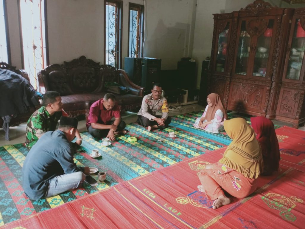 Disela Sambang, Bhabinkamtibmas Polsek Padang Bolak Selesaikan Masalah Warga