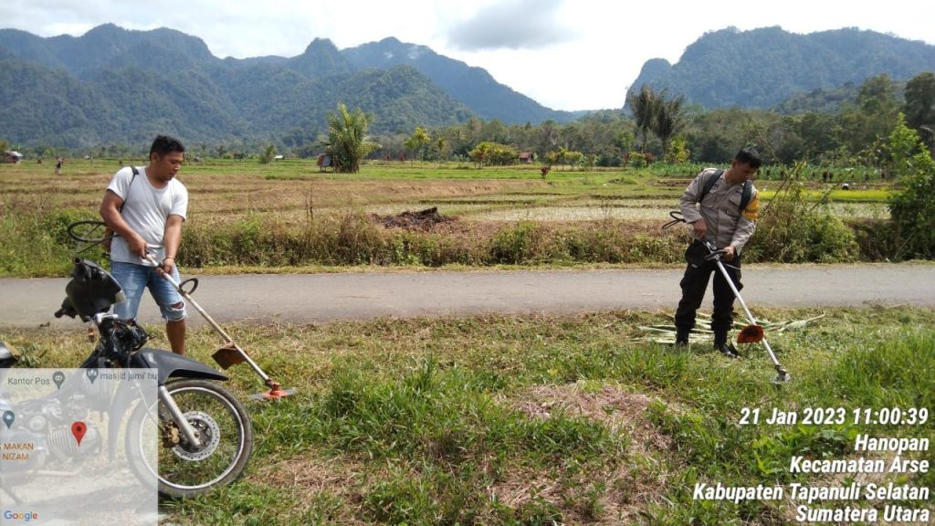 Jadi Tukang Potong Rumput Sehari, Cara Polisi di Sipirok Menolong Masyarakat