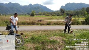 Jadi Tukang Potong Rumput Sehari, Cara Polisi di Sipirok Menolong Masyarakat