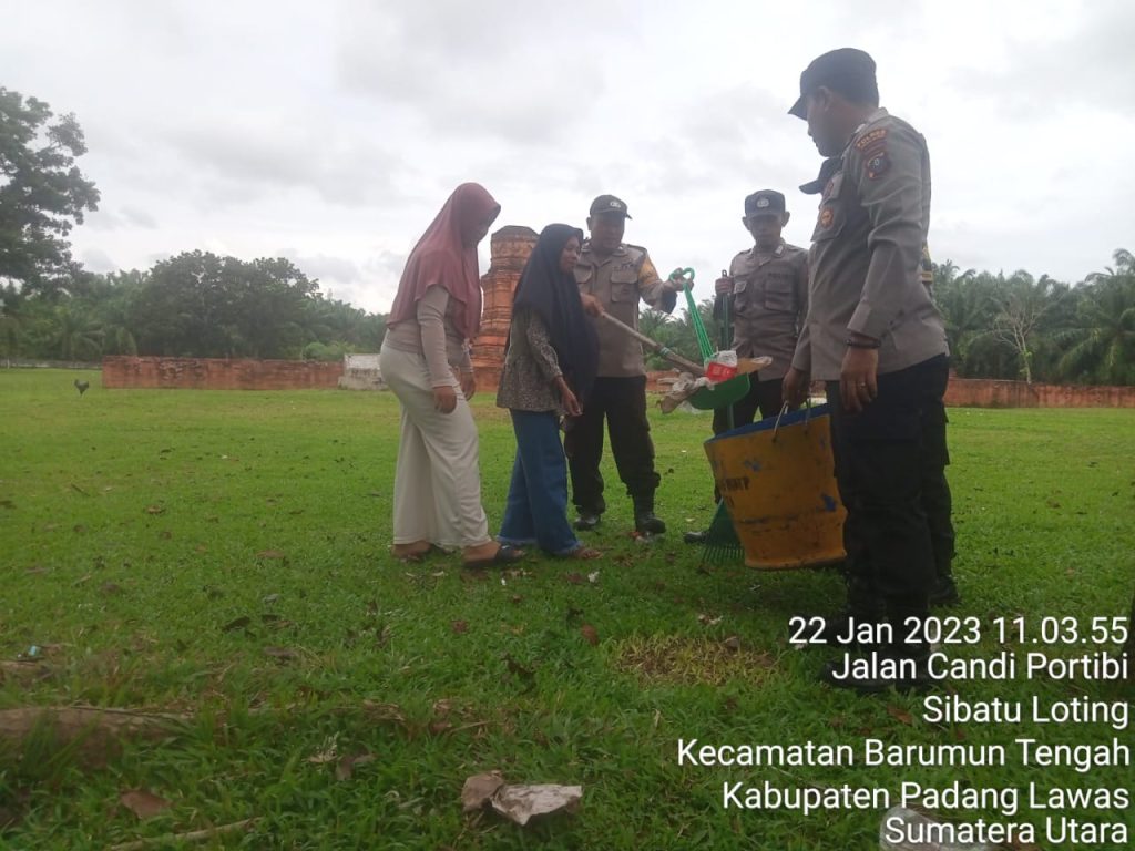 Ciptakan Budaya Bersih, Polisi Ajak Wisatawan Pungut Sampah di Candi Batang Bahal
