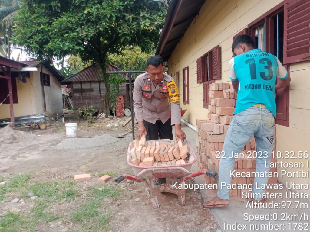 Kala Bhabinkamtibmas Polsek Padang Bolak Berjibaku Bantu Pekerjaan Tukang Bangunan