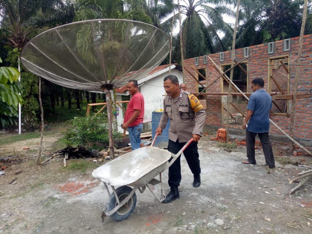 Aksi Sosial, Aiptu Pasomal Siregar Gotong Royong Membangun Musholla