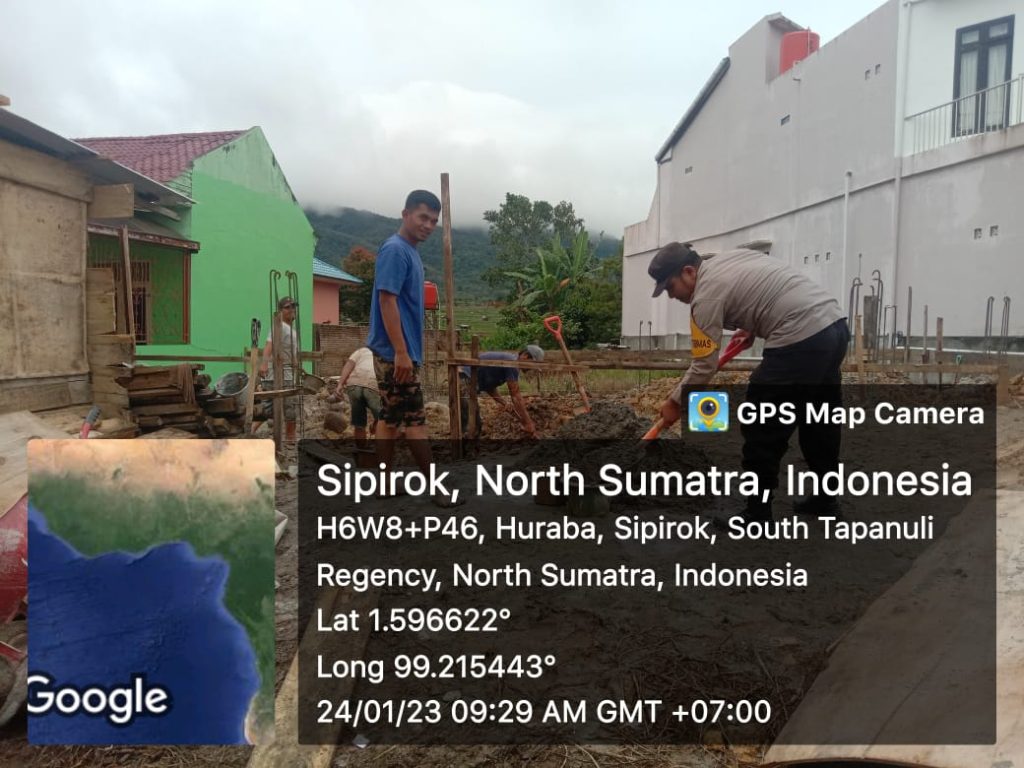 Tak Ada Jarak, Bhabinkamtibmas Polsek Sipirok Membaur dan Membantu Buruh Bangunan