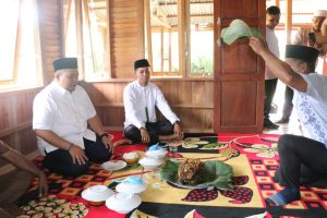 Hadiri Pengajian BKMT, Bupati Dolly di Sambut Warga Sibara-bara Dengan di Upa-Upa