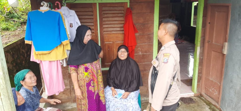 Sambang Warga, Bhabinkamtibmas Polsek Dolok Titip Pesan Tidak Membakar Hutan