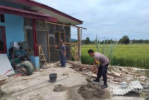 Polisi Penolong: Bhabinkamtimas Polsek Padang Bolak Bantu Tukang Bangunan Bangun Rumah