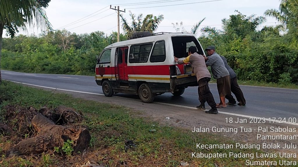 Laksanakan Giat Polisi Penolong, Bhabinkamtimas Polsek Padang Bolak Bantu Masyarakat Dorong Mobil Angkot