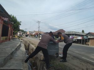Polisi Penolong, Polsek Padang Bolak Bantu Gerobak Warga yang Masuk Parit