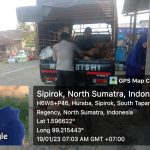 Humanis, Bhabinkamtibmas Polsek Sipirok Bantu Masyakarat Mengangkat Barang