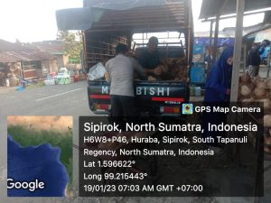 Humanis, Bhabinkamtibmas Polsek Sipirok Bantu Masyakarat Mengangkat Barang