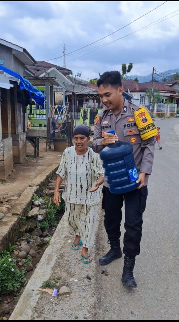 Polisi Penolong, Bhabinkamtibmas Polsek Batangtoru Menolong Seorang Nenek Angkat Galon Air